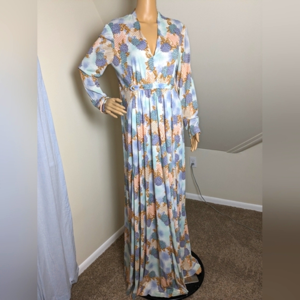 Flowing Vintage Gown With Unique Pattern - image 2